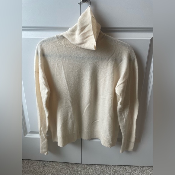 J. Crew cashmere turtleneck EUC. Size M. ivory/cream - Picture 1 of 7